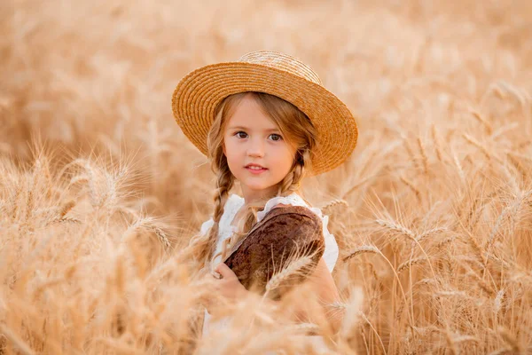 Une Petite Fille Blonde Chapeau Paille Robe Blanche Tient Pain — Photo
