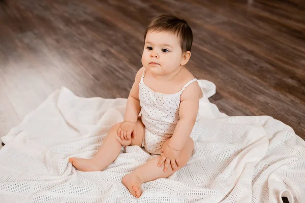 Menina Bonito Criança Branco Pontilhado Superior Senta Chão Madeira Macio — Fotografia de Stock