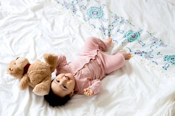 Ένα Όμορφο Κοριτσάκι Ξαπλωμένο Στο Κρεβάτι Αρκουδάκι Της — Φωτογραφία Αρχείου