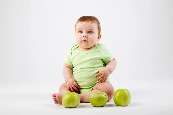 Cute Maluch Zielonym Body Siedzi Gra Zielonymi Jabłkami Izolowany Obraz — Zdjęcie stockowe