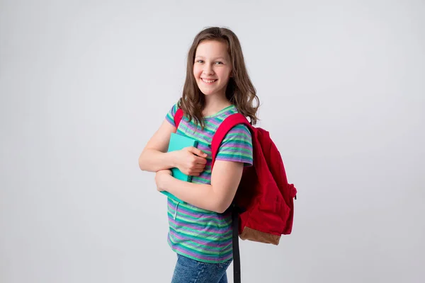 Unga Leende Skolbarn Med Ryggsäck Axlarna Och Anteckningsbok Händerna Isolerad — Stockfoto