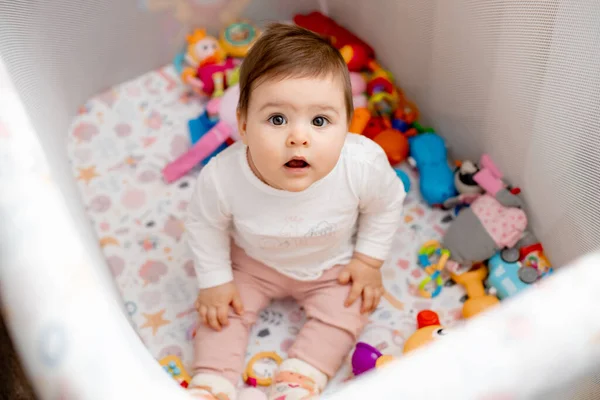 Bebê Menina Senta Com Muitos Brinquedos — Fotografia de Stock