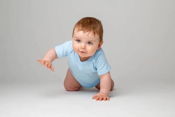 Słodki Chłopiec Niebieskim Body Próbuje Się Czołgać Izolowany Obraz Białym — Zdjęcie stockowe