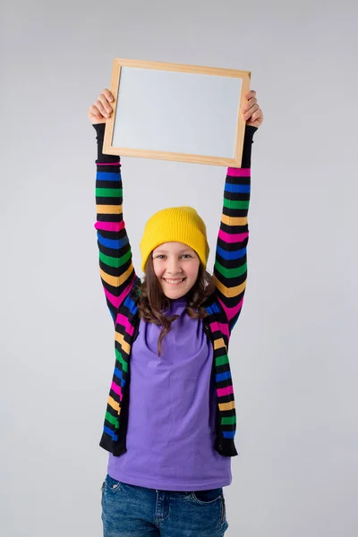 Tonårstjej Gul Hatt Flerfärgad Tröja Och Lila Shirt Isolerad Ljusgrå — Stockfoto