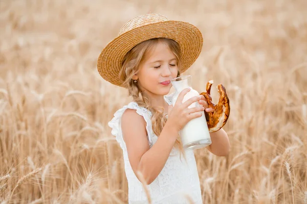 Маленька Блондинка Солом Яному Капелюсі Біла Сукня Їсть Хліб Молоко — стокове фото