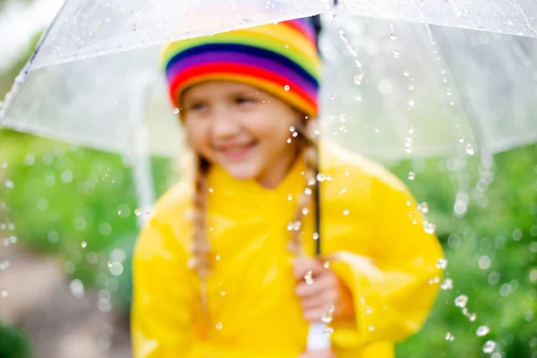 Menina Feliz Capa Chuva Amarela Guarda Chuva Transparente Divertindo Chuva — Fotografia de Stock