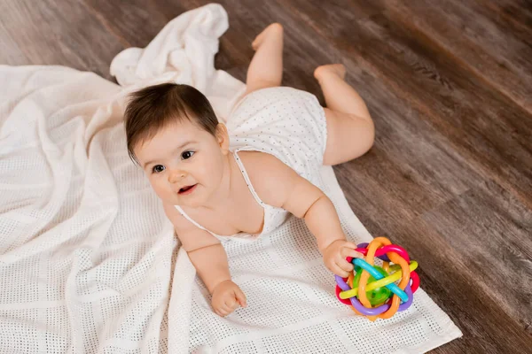 Menina Bonito Criança Topo Pontilhado Branco Coloca Chão Madeira Macio — Fotografia de Stock