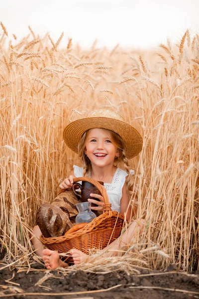 Маленька Блондинка Пшеничному Полі Кошиком Домашнього Хліба Концепція Екологічно Чистих — стокове фото