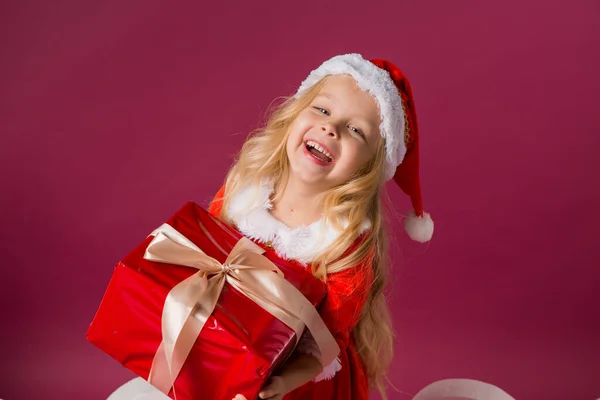 Petite Fille Blonde Costume Père Noël Avec Une Grande Boîte — Photo