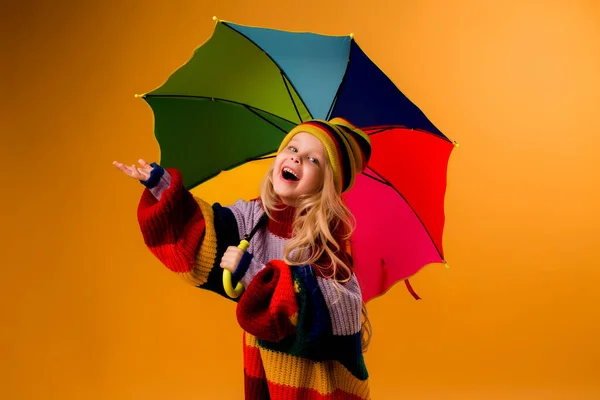 Foto Uma Menina Camisola Grande Chapéu Malha Segurando Guarda Chuva — Fotografia de Stock