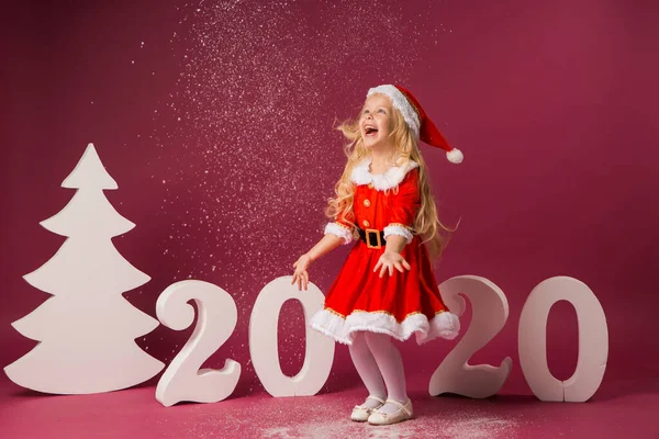 Cute Little Blond Girl Stroju Mikołaja Czerwonym Tle 2020 Dużych — Zdjęcie stockowe