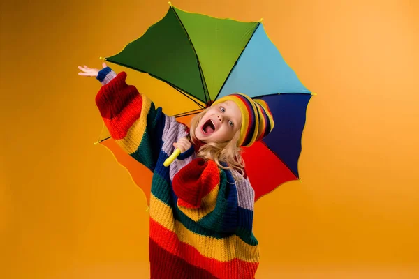 Foto Uma Menina Camisola Grande Chapéu Malha Segurando Guarda Chuva — Fotografia de Stock