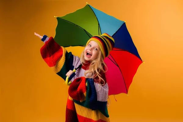 Foto Uma Menina Camisola Grande Chapéu Malha Segurando Guarda Chuva — Fotografia de Stock