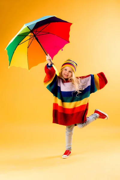 Foto Uma Menina Camisola Grande Chapéu Malha Segurando Guarda Chuva — Fotografia de Stock