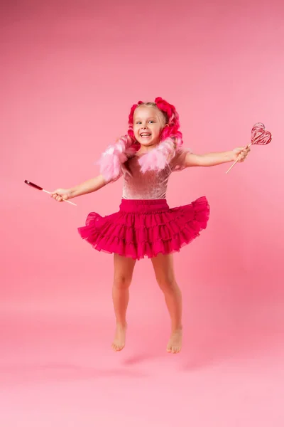 Pequena Menina Feliz Com Grandes Tranças Rosa Divertindo Com Pirulitos — Fotografia de Stock