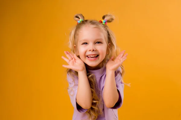 Söt Liten Glad Flicka Isolerad Orange Bakgrund Barns Känslor Koncept — Stockfoto