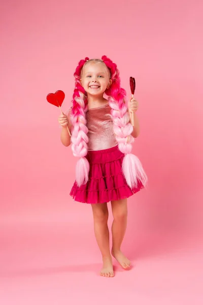 Маленька Щаслива Дівчинка Великими Рожевими Косами Розважається Льодяниками Формі Серця — стокове фото