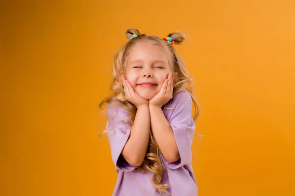Мила Маленька Весела Дівчинка Ізольована Помаранчевому Фоні Концепція Дитячих Емоцій — стокове фото