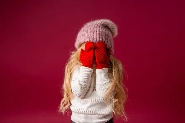 Sıcak Kış Kıyafetleri Içinde Neşeli Küçük Kız Kırmızı Arka Planda — Stok fotoğraf