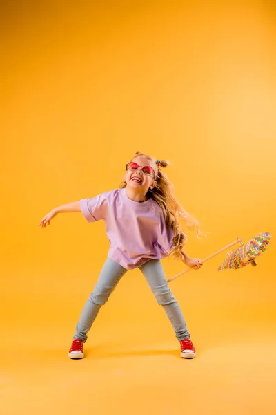 Cute Little Wesoły Dziewczyna Dużych Różowych Okularach Przeciwsłonecznych Pinwheel Wygłupiając — Zdjęcie stockowe