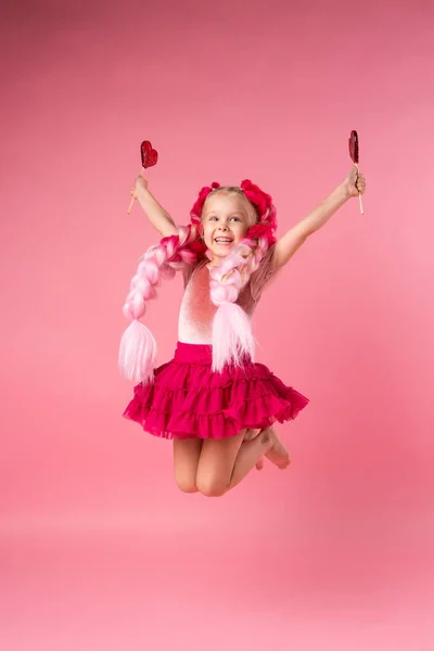 Kleines Glückliches Mädchen Mit Großen Rosafarbenen Zöpfen Das Spaß Herzförmigen — Stockfoto