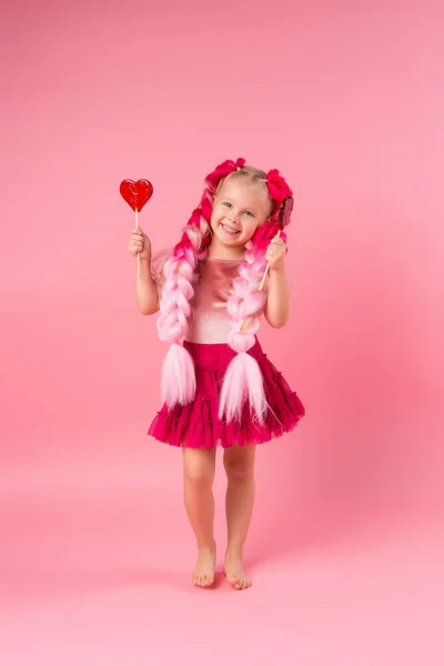 Niña Feliz Con Grandes Trenzas Rosadas Divirtiéndose Con Piruletas Forma —  Fotos de Stock