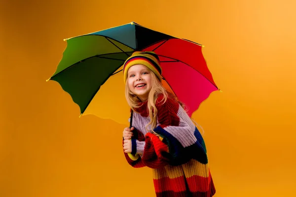 Foto Uma Menina Camisola Grande Chapéu Malha Segurando Guarda Chuva — Fotografia de Stock