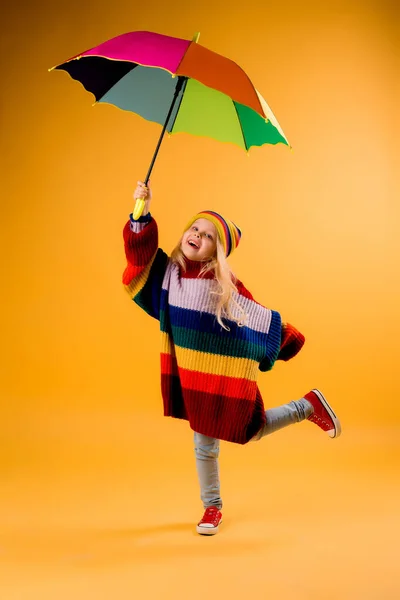 Foto Uma Menina Camisola Grande Chapéu Malha Segurando Guarda Chuva — Fotografia de Stock