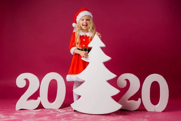 Cute Little Blond Girl Stroju Mikołaja Czerwonym Tle 2020 Dużych — Zdjęcie stockowe