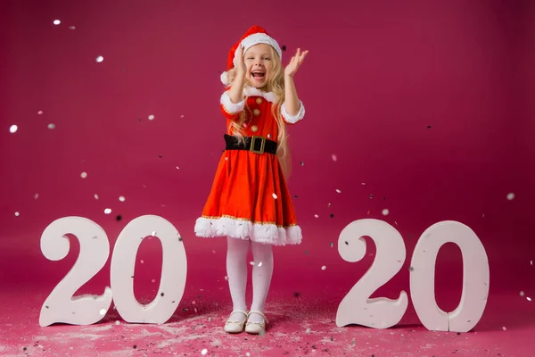 Mała Blondynka Kostiumie Mikołaja Czerwonym Tle Wielkimi Liczbami 2020 Obchody — Zdjęcie stockowe