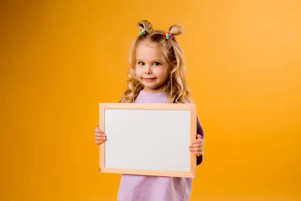 Glada Lilla Flicka Håller Tom Ritbord Isolerad Orange Bakgrund Barn — Stockfoto