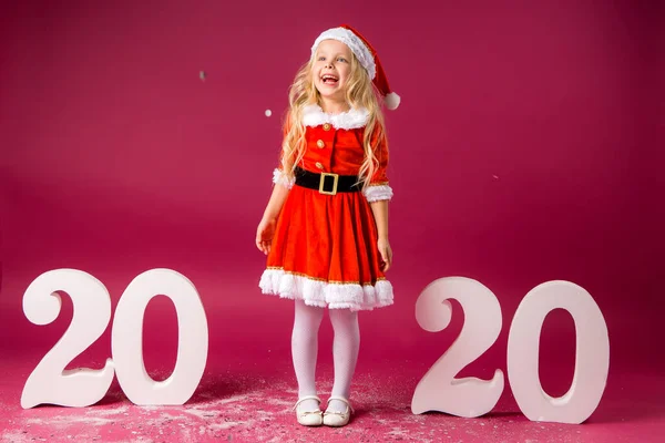 Mała Blondynka Kostiumie Mikołaja Czerwonym Tle Wielkimi Liczbami 2020 Obchody — Zdjęcie stockowe