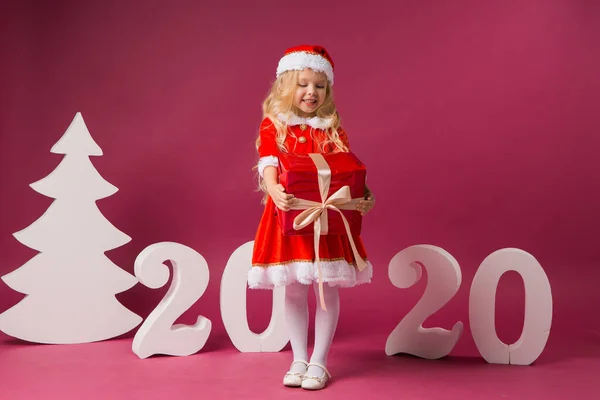 Mała Blondynka Kostiumie Mikołaja Dużym Pudełkiem Czerwonym Tle 2020 Dużych — Zdjęcie stockowe