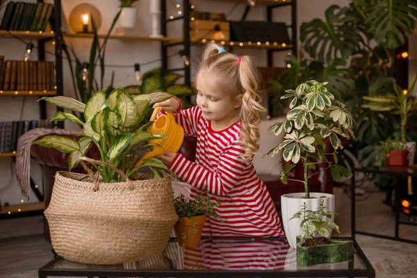 Cute Little Girl Helping Her Mom Water Plants Beautiful Apartment — Stock Photo, Image
