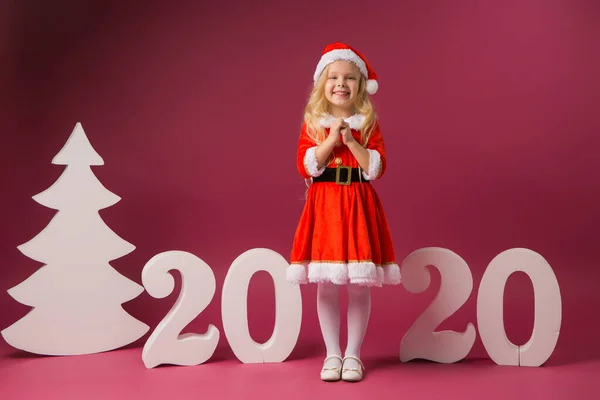 Linda Niña Rubia Traje Santa Sobre Fondo Rojo Con Números —  Fotos de Stock