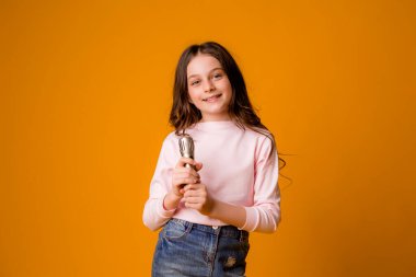 Mikrofonlu hoş bir genç kız. 