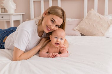 Anne ve oğul şirin portre. 