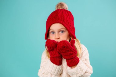 Kırmızı şapkalı tatlı küçük kız. 