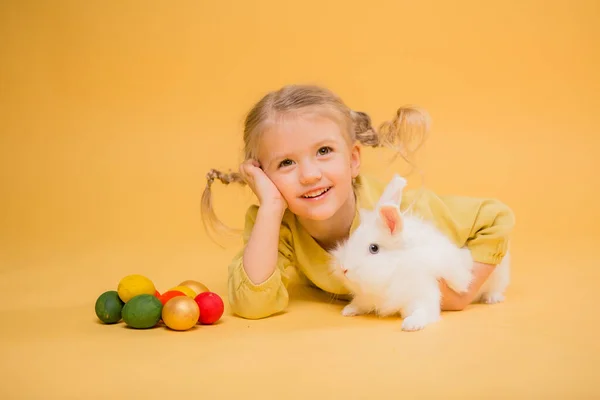 Милая Маленькая Девочка Белый Кролик Пасхальная Концепция — стоковое фото