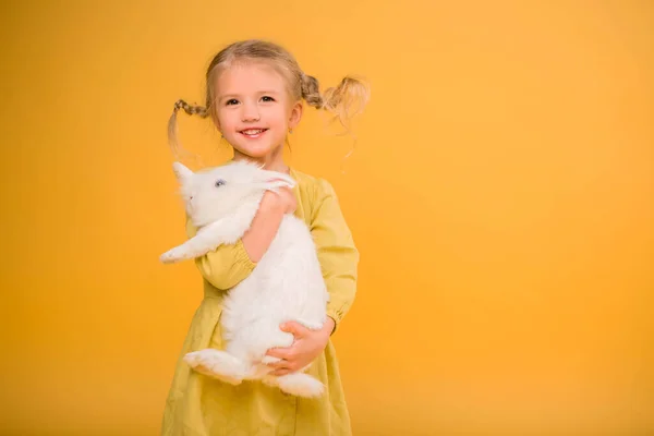 Милая Маленькая Девочка Белый Кролик Пасхальная Концепция — стоковое фото