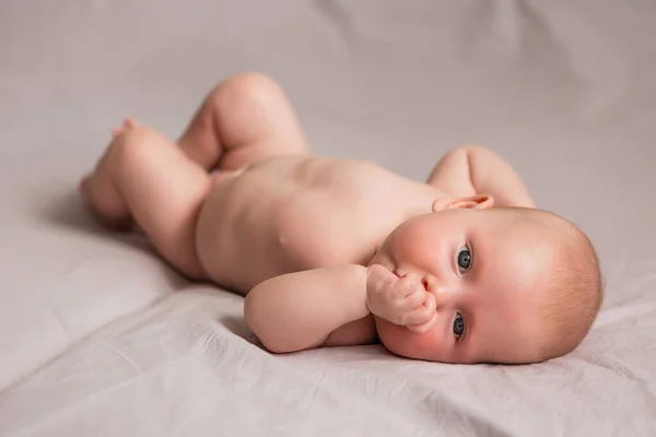 Heureux Bébé Mois Souriant Couché Sur Lit Blanc — Photo