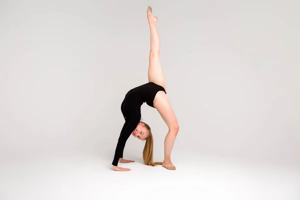 Jeune Belle Fille Gymnaste Sur Fond Blanc Une Jeune Fille — Photo