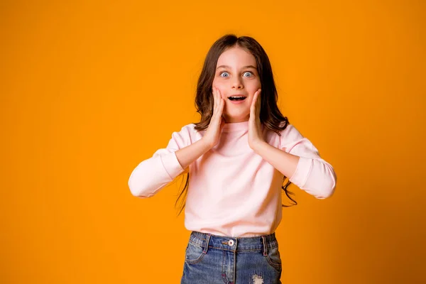 Милая Маленькая Девочка Студии Оранжевом Фоне — стоковое фото