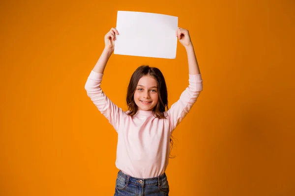 Söt Liten Flicka Studio Över Orange Bakgrund — Stockfoto