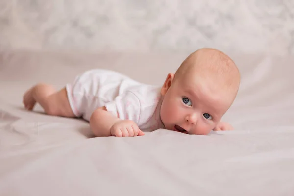 Υγιές Κοριτσάκι Μηνών Λευκή Φόρμα Ξαπλώνει Στο Κρεβάτι — Φωτογραφία Αρχείου