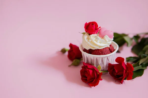 Cupcake Close Και Τριαντάφυλλο Απομονώνονται Ροζ Φόντο — Φωτογραφία Αρχείου