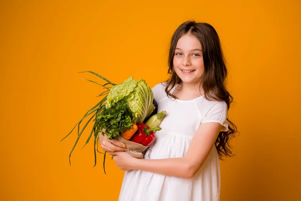 Cute Little Girl Gospodarstwa Warzywa Koncepcja Zbiorów — Zdjęcie stockowe
