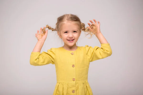 Мила Маленька Дівчинка Жовтій Сукні — стокове фото