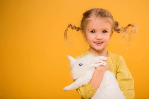 Мила Маленька Дівчинка Білий Кролик Великодня Концепція — стокове фото