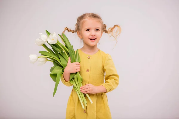 Menina Feliz Com Flores Brancas — Fotografia de Stock